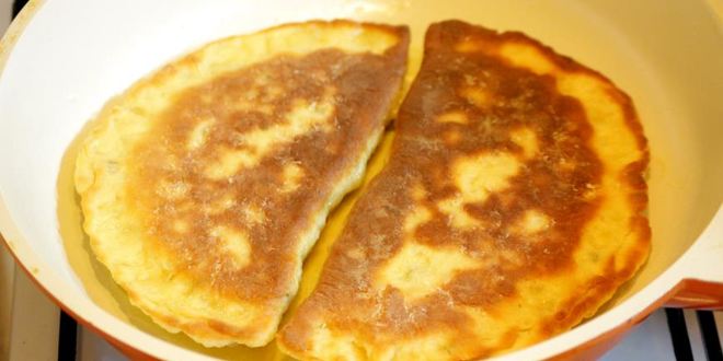 Рецепт чебурека с начинкой из баранины и брынзы с чесночным соусом