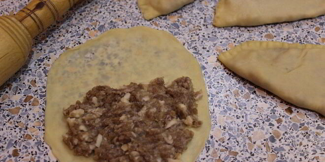 Рецепт чебуреков с фаршем и сыром