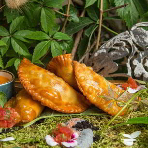 Рецепт Чебуреков с говядиной и с песто из запеченного болгарского перца