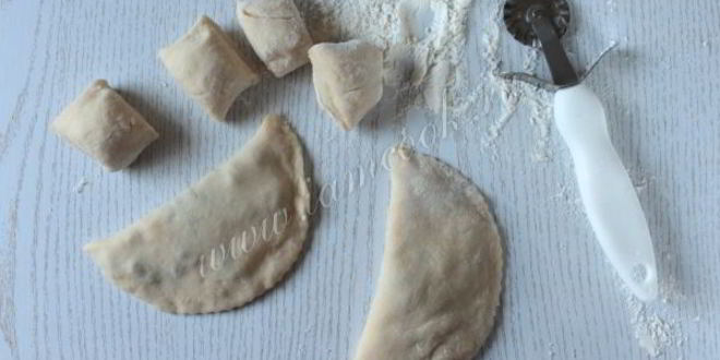 Рецепт чебуреков с грибами и сыром