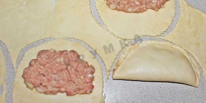 Рецепт крымских чебуреков из слоеного теста