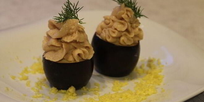 Рецепт черных яиц, фаршированных тунцом