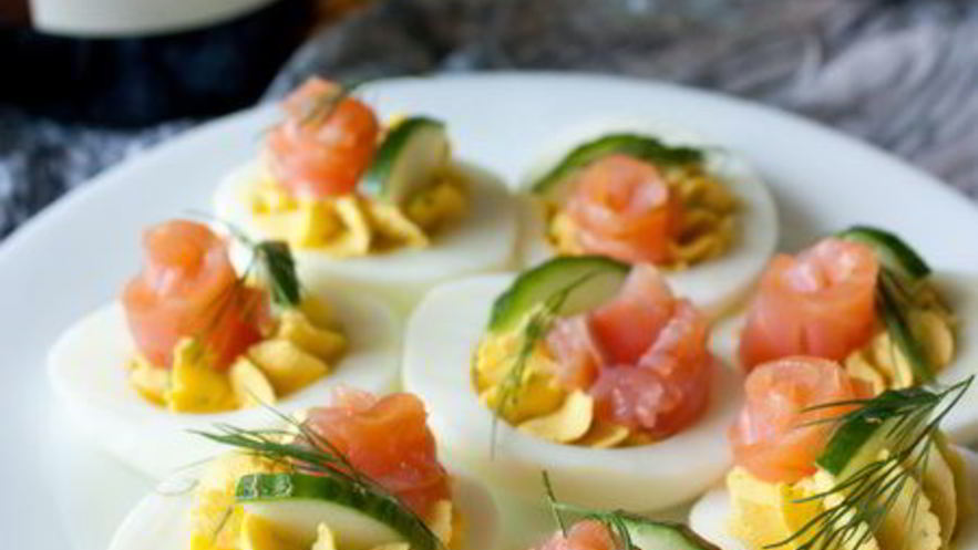 Рецепт фаршированных яиц с лососем и огурцом