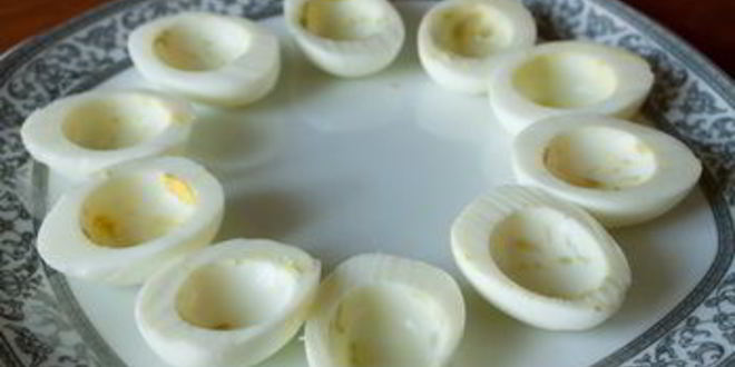 Рецепт фаршированных яиц с лососем и огурцом