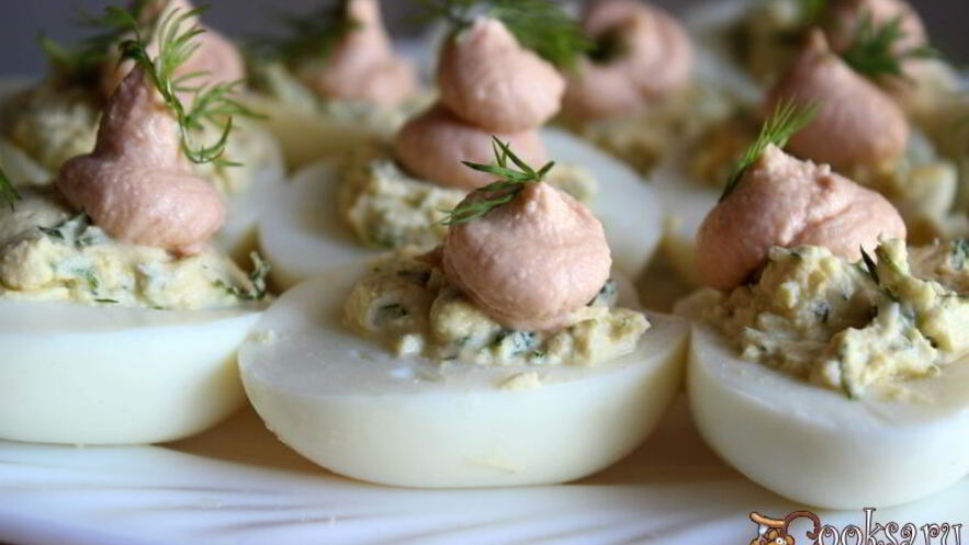 Рецепт фаршированных яиц с мягким творогом и лососевой пастой