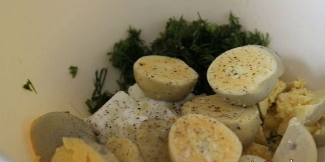 Рецепт фаршированных яиц с мягким творогом и лососевой пастой