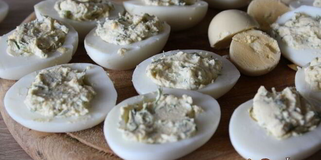 Рецепт фаршированных яиц с мягким творогом и лососевой пастой