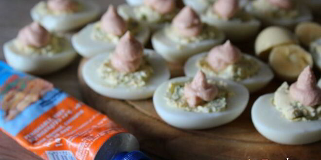 Рецепт фаршированных яиц с мягким творогом и лососевой пастой