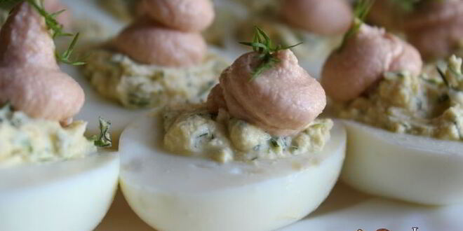 Рецепт фаршированных яиц с мягким творогом и лососевой пастой