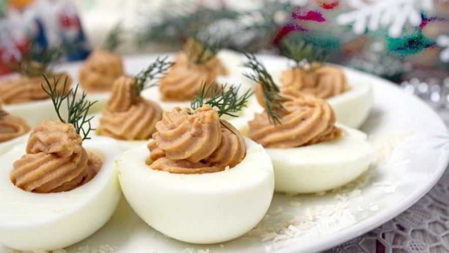 Рецепт фаршированных яиц с паштетом из индейки