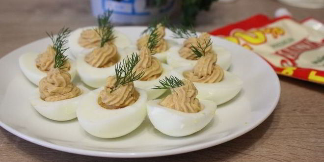 Рецепт фаршированных яиц с паштетом из индейки