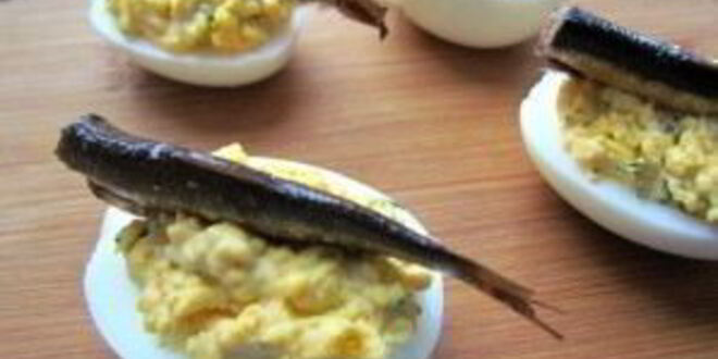 Рецепт фаршированных яиц со шпротами и красной икрой