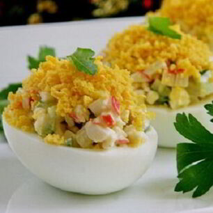 Рецепт Яиц, фаршированных крабовыми палочками и огурцом