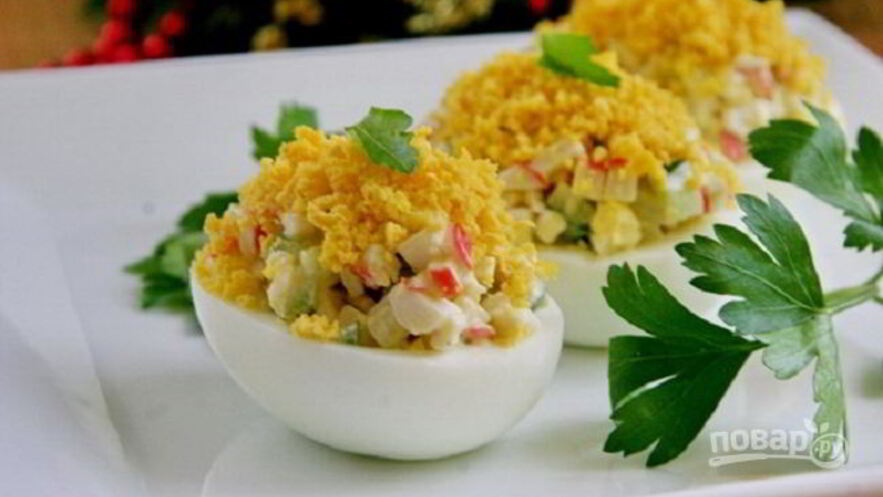 Рецепт яиц, фаршированных крабовыми палочками и огурцом