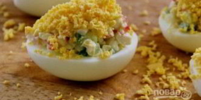 Рецепт яиц, фаршированных крабовыми палочками и огурцом