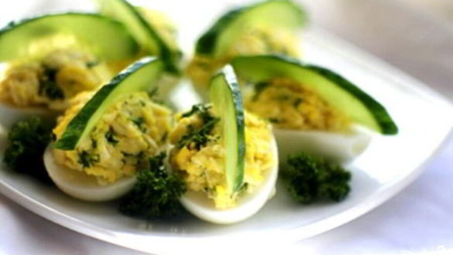 Рецепт яиц, фаршированных сыром и чесноком