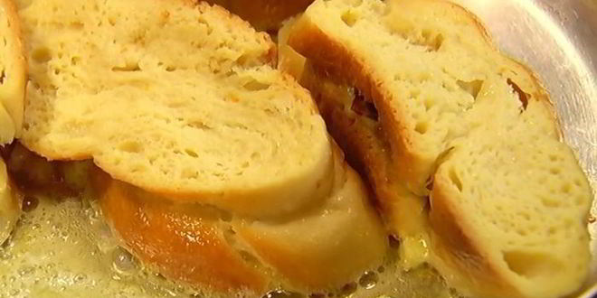 Рецепт французских гренков с сушеной вишней и курагой