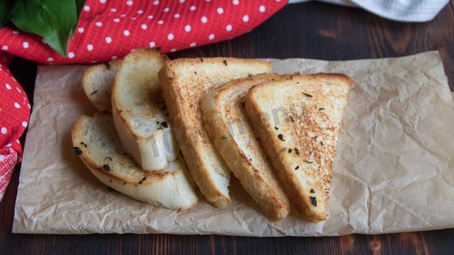 Рецепт гренков из белого хлеба на сковороде