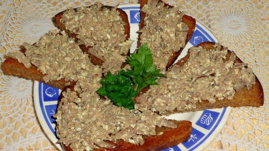 Рецепт гренков из черного хлеба с печенью и яйцом