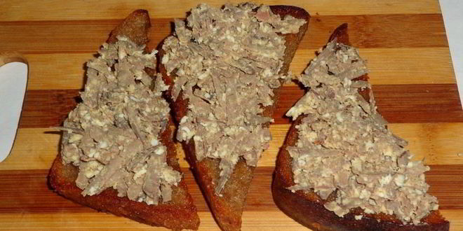 Рецепт гренков из черного хлеба с печенью и яйцом