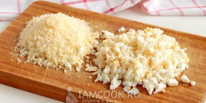 Рецепт гренков из черного хлеба с сыром и яйцом