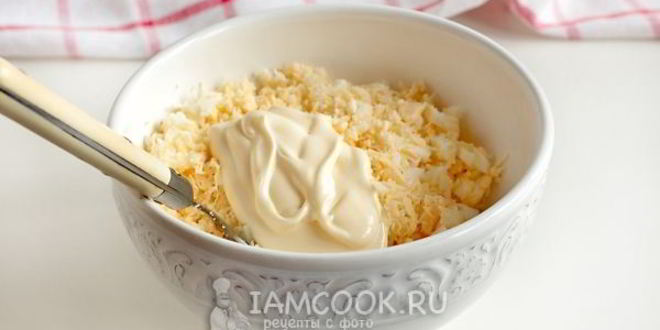 Рецепт гренков из черного хлеба с сыром и яйцом