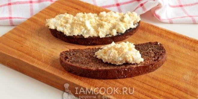 Рецепт гренков из черного хлеба с сыром и яйцом