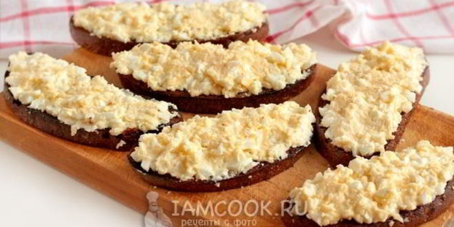 Рецепт гренков из черного хлеба с сыром и яйцом