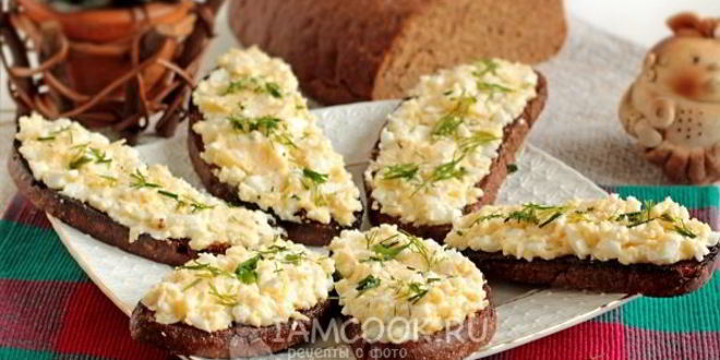 Рецепт гренков из черного хлеба с сыром и яйцом