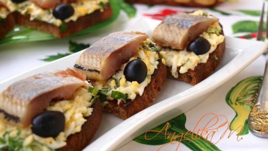 Рецепт гренков из ржаного хлеба с сельдью