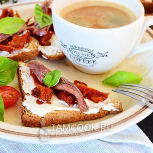 Рецепт Гренков с анчоусами, вялеными томатами и сливочным сыром