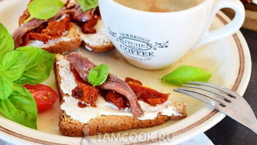 Рецепт гренков с анчоусами, вялеными томатами и сливочным сыром
