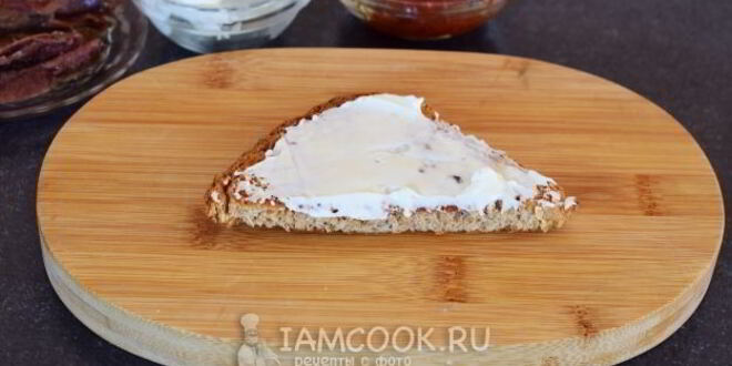 Рецепт гренков с анчоусами, вялеными томатами и сливочным сыром