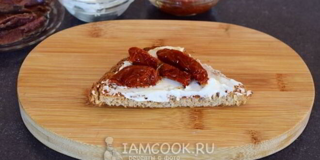 Рецепт гренков с анчоусами, вялеными томатами и сливочным сыром