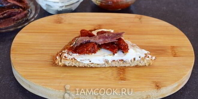 Рецепт гренков с анчоусами, вялеными томатами и сливочным сыром
