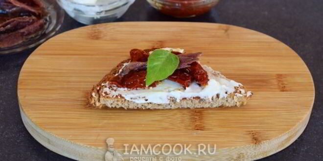 Рецепт гренков с анчоусами, вялеными томатами и сливочным сыром