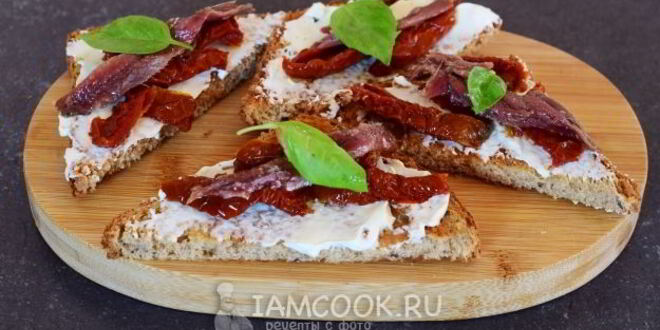 Рецепт гренков с анчоусами, вялеными томатами и сливочным сыром