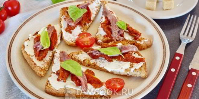 Рецепт гренков с анчоусами, вялеными томатами и сливочным сыром
