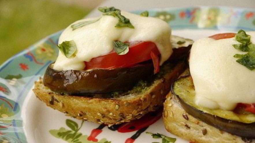 Рецепт гренков с баклажанами и моцареллой