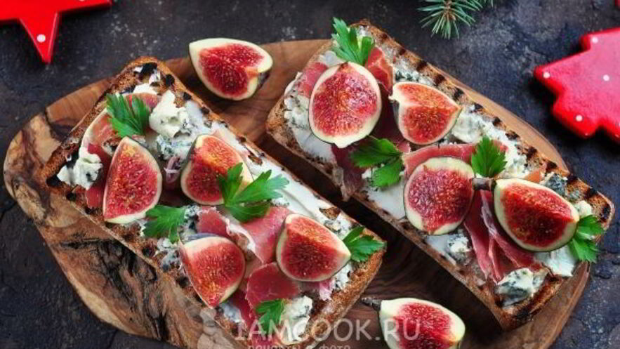 Рецепт гренков с хамоном, инжиром и двумя видами сыра