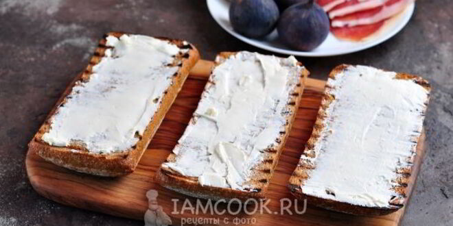 Рецепт гренков с хамоном, инжиром и двумя видами сыра