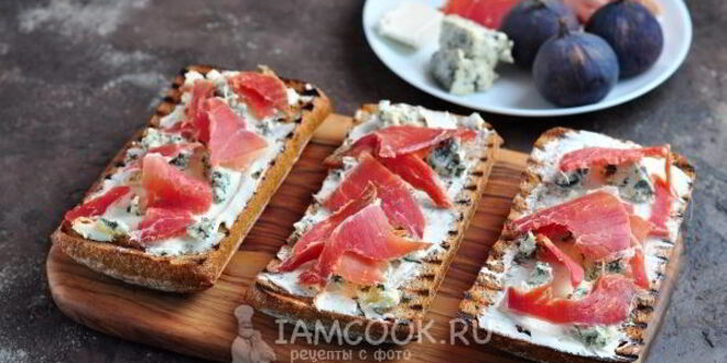 Рецепт гренков с хамоном, инжиром и двумя видами сыра