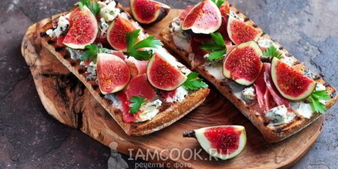 Рецепт гренков с хамоном, инжиром и двумя видами сыра