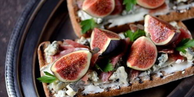 Рецепт гренков с хамоном, инжиром и двумя видами сыра