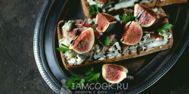 Рецепт гренков с хамоном, инжиром и двумя видами сыра