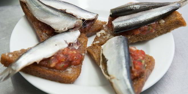 Рецепт гренков с килькой