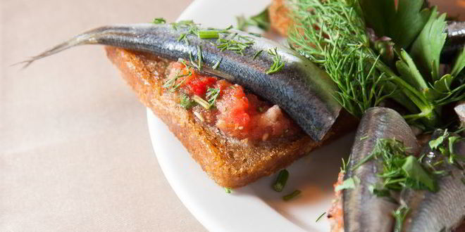 Рецепт гренков с килькой