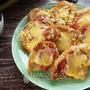 Рецепт Гренков с колбасой и сыром на сковороде