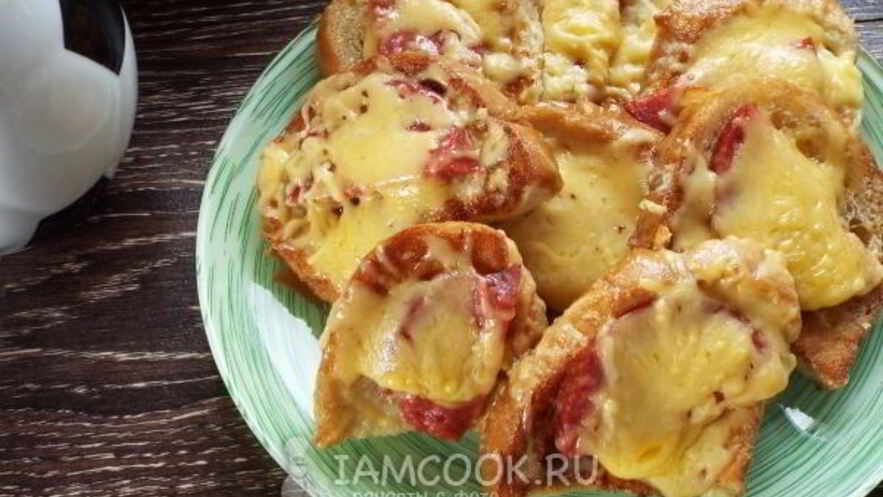 Рецепт гренков с колбасой и сыром на сковороде