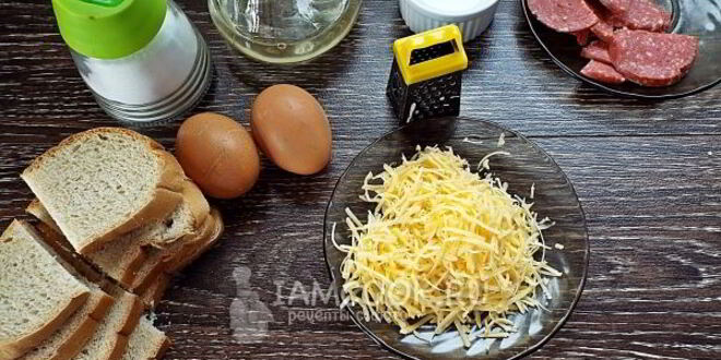 Рецепт гренков с колбасой и сыром на сковороде